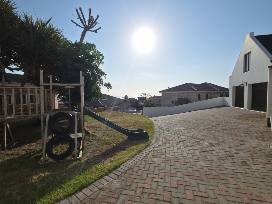 5 Bedroom Property for Sale in Wavecrest Eastern Cape